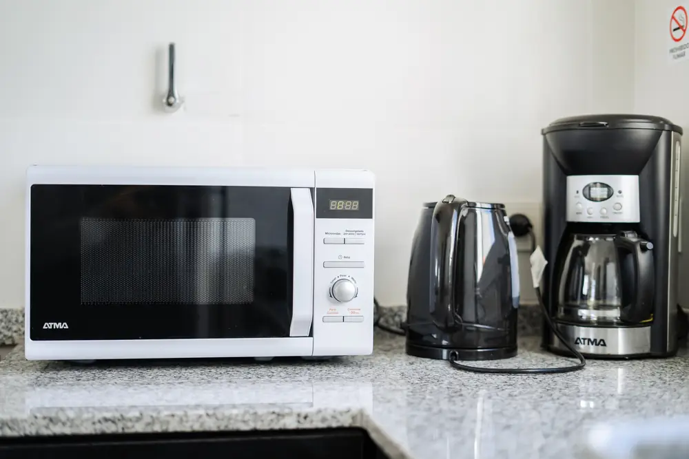 Microondas, pava eléctrica y cafetera